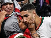 لقطة مؤثرة ... أشرف حكيمي يعانق أمه التي ساعدته على خلع قميصه بعد نهاية المباراة(فيديو)